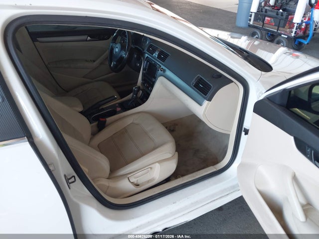 1VWBT7A3XEC046570 Volkswagen Passat 1.8t Se