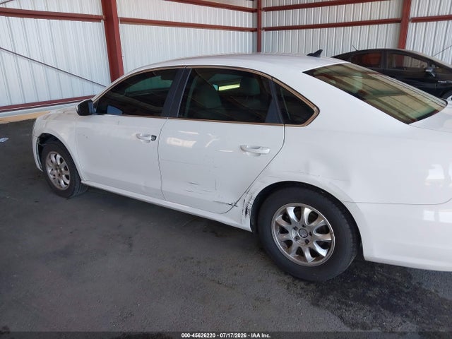 1VWBT7A3XEC046570 Volkswagen Passat 1.8t Se