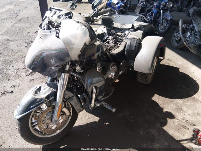 45626453 :رقم المزاد ، 1HD1MAL12FB852137 vin ، 2015 Harley-davidson Flhtcutg Tri Glide Ultra مزاد بيع