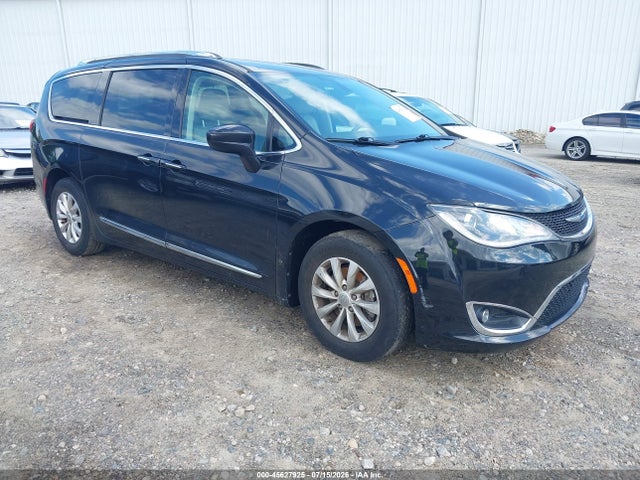 Auction sale of the 2018 Chrysler Pacifica Touring L, vin: 2C4RC1BG8JR233663, lot number: 45627925