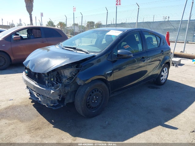Toyota Prius C Two 2016 JTDKDTB39G1118025 Image 2