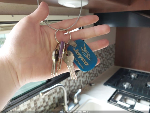 45628520 :رقم المزاد ، 1UJBJHBL7F1JU0139 vin ، 2015 Jayco Jay Feathe مزاد بيع
