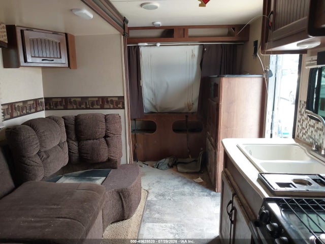 45628520 :رقم المزاد ، 1UJBJHBL7F1JU0139 vin ، 2015 Jayco Jay Feathe مزاد بيع