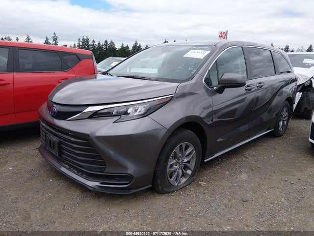 Toyota SIENNA LE 2024 5TDKRKEC8RS206741 Image 2
