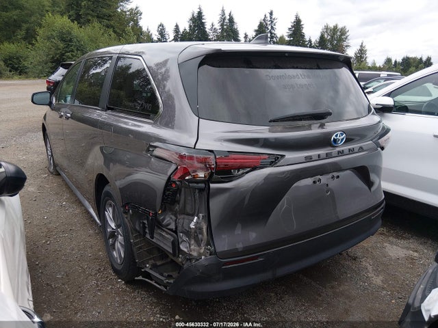 Toyota SIENNA LE 2024 5TDKRKEC8RS206741 Image 3
