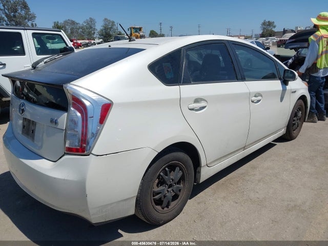 Toyota Prius Two 2014 JTDKN3DU2E1777449 Image 4