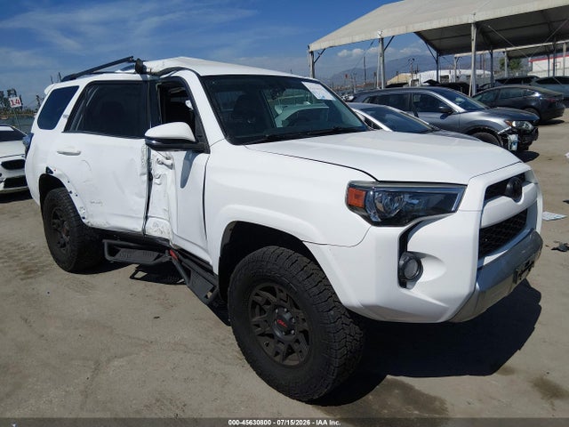 Toyota 4RUNNER SR5 2019 JTEBU5JRXK5611601 Image 1