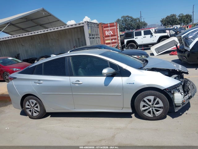 Toyota Prius Two 2018 JTDKBRFU0J3590699 Image 17