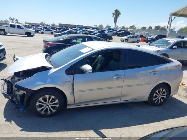 Toyota Prius Two 2018 JTDKBRFU0J3590699 Image 18