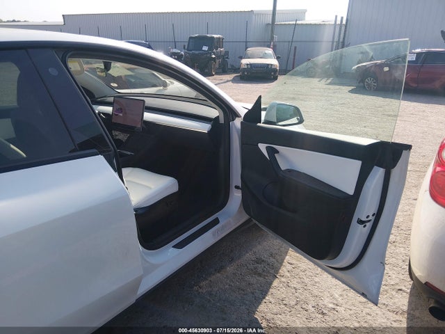 Продаж на аукціоні авто 2021 Tesla Model Y Long Range Dual Motor All-wheel Drive, vin: 5YJYGDEE2MF202582, номер лоту: 45630903