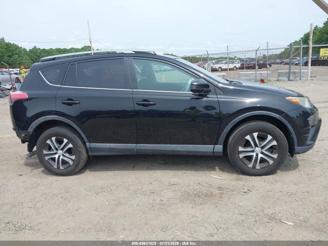 45631025 :رقم المزاد ، 2T3ZFREV8HW317594 vin ، 2017 Toyota Rav4 Le مزاد بيع