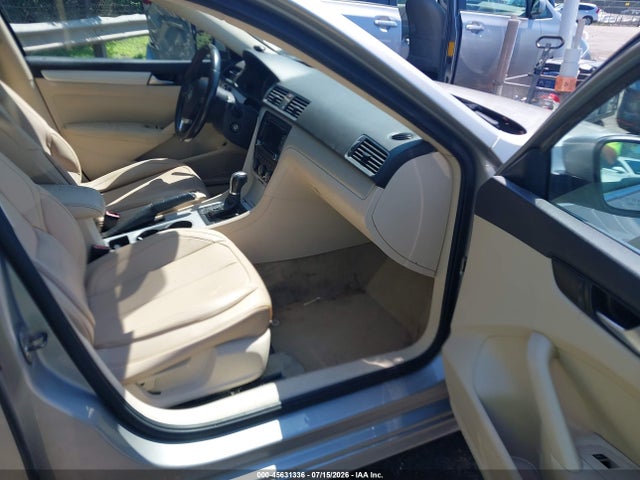 2013 Volkswagen Passat 2.5l Se მანქანა იყიდება აუქციონზე, vin: 1VWBH7A39DC084842, აუქციონის ნომერი: 45631336