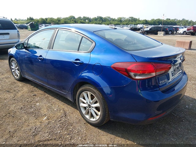 45631353 :رقم المزاد ، 3KPFL4A7XHE087574 vin ، 2017 Kia Forte S مزاد بيع