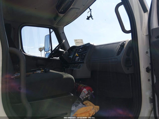 Freightliner M2 106 2017 1FVHCYCY1HHJA7145 Image 5
