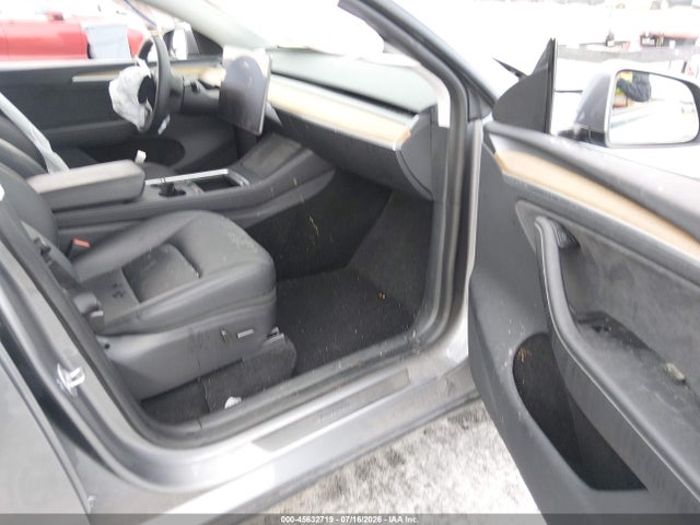 2024 Tesla Model Y Long Range Dual Motor All-wheel Drive მანქანა იყიდება აუქციონზე, vin: 7SAYGDEE4RA319829, აუქციონის ნომერი: 45632719