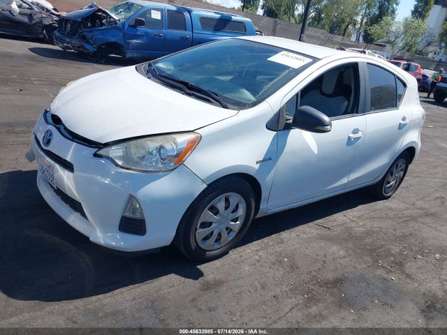 Toyota Prius C One 2014 JTDKDTB39E1082530 Image 2