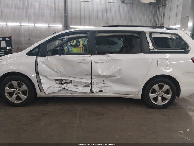 2015 Toyota Sienna Le 8 Passenger მანქანა იყიდება აუქციონზე, vin: 5TDKK3DC9FS601633, აუქციონის ნომერი: 45633155