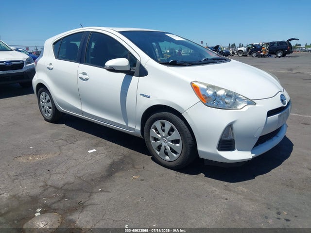 Toyota Prius C Three 2014 JTDKDTB3XE1565749 главное изображение