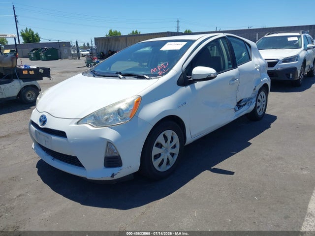 Toyota Prius C Three 2014 JTDKDTB3XE1565749 Image 2