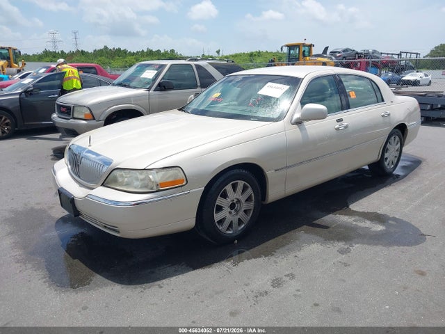 Продажа на аукционе авто 2003 Lincoln Town Car Cartier, vin: 1LNHM83W93Y653577, номер лота: 45634052
