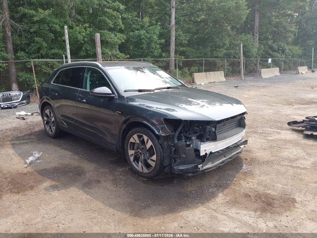 2021 Audi E-tron Premium Plus Quattro მანქანა იყიდება აუქციონზე, vin: WA1LAAGE7MB010742, აუქციონის ნომერი: 45635885