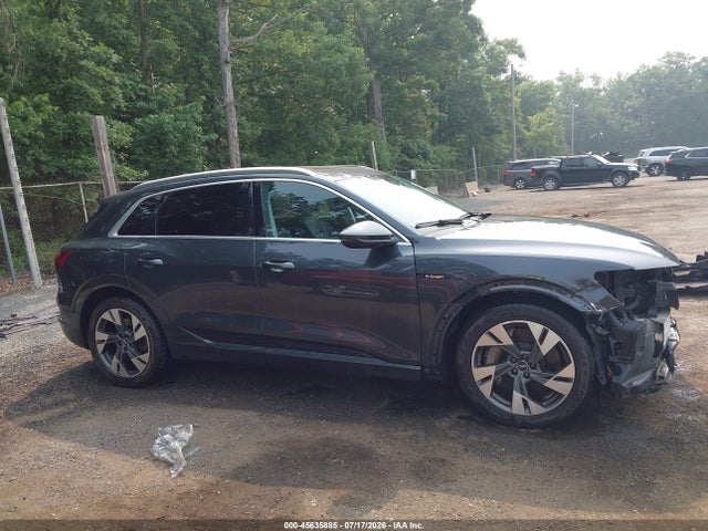 2021 Audi E-tron Premium Plus Quattro მანქანა იყიდება აუქციონზე, vin: WA1LAAGE7MB010742, აუქციონის ნომერი: 45635885