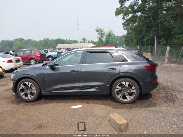 2021 Audi E-tron Premium Plus Quattro მანქანა იყიდება აუქციონზე, vin: WA1LAAGE7MB010742, აუქციონის ნომერი: 45635885