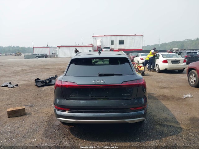 2021 Audi E-tron Premium Plus Quattro მანქანა იყიდება აუქციონზე, vin: WA1LAAGE7MB010742, აუქციონის ნომერი: 45635885