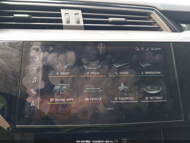 2021 Audi E-tron Premium Plus Quattro მანქანა იყიდება აუქციონზე, vin: WA1LAAGE7MB010742, აუქციონის ნომერი: 45635885