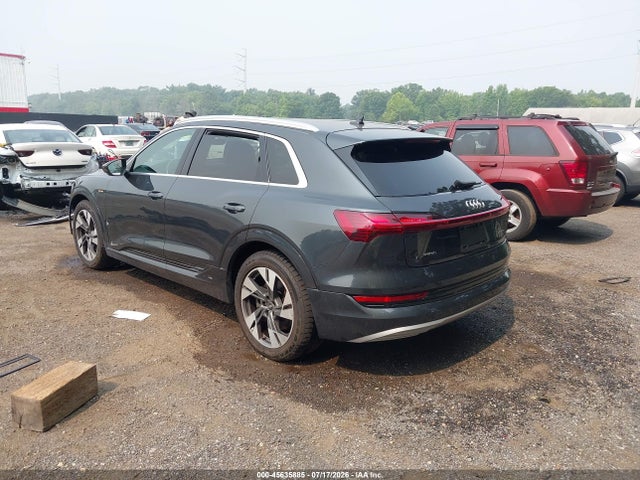 2021 Audi E-tron Premium Plus Quattro მანქანა იყიდება აუქციონზე, vin: WA1LAAGE7MB010742, აუქციონის ნომერი: 45635885