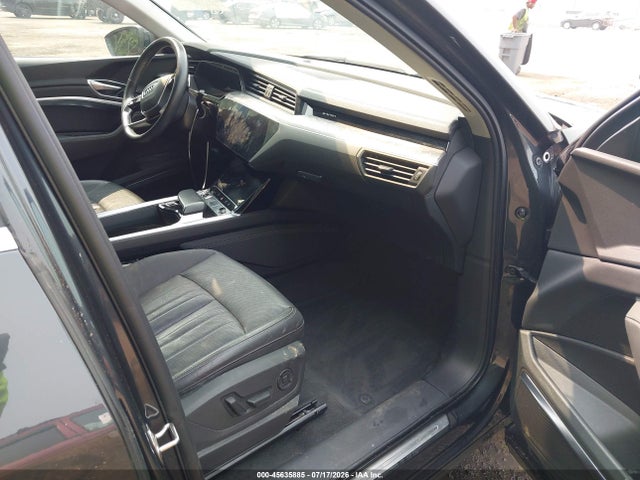 2021 Audi E-tron Premium Plus Quattro მანქანა იყიდება აუქციონზე, vin: WA1LAAGE7MB010742, აუქციონის ნომერი: 45635885