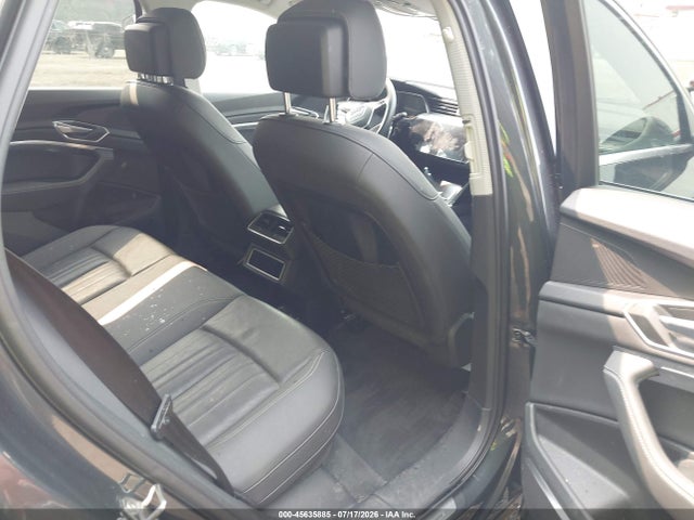 2021 Audi E-tron Premium Plus Quattro მანქანა იყიდება აუქციონზე, vin: WA1LAAGE7MB010742, აუქციონის ნომერი: 45635885