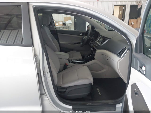 KM8J23A41JU656215 Hyundai TUCSON SE