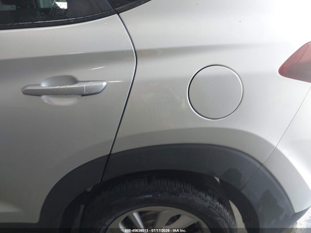 KM8J23A41JU656215 Hyundai TUCSON SE
