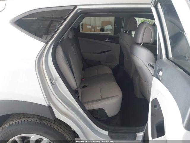 KM8J23A41JU656215 Hyundai TUCSON SE