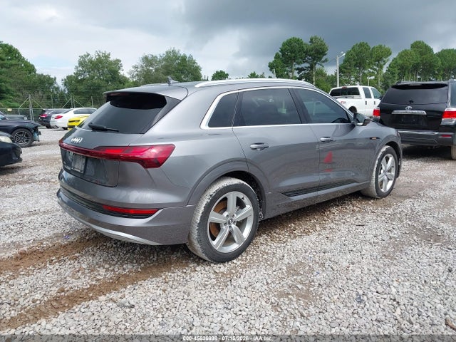 45636898 :رقم المزاد ، WA1LAAGE6KB008283 vin ، 2019 Audi E-tron Premium Plus مزاد بيع