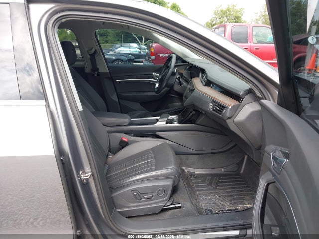 45636898 :رقم المزاد ، WA1LAAGE6KB008283 vin ، 2019 Audi E-tron Premium Plus مزاد بيع