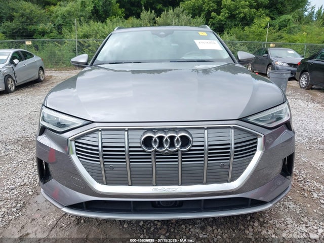 45636898 :رقم المزاد ، WA1LAAGE6KB008283 vin ، 2019 Audi E-tron Premium Plus مزاد بيع