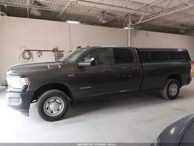 45637768 :رقم المزاد ، 3C6UR4HJ4LG243054 vin ، 2020 Ram 2500 Tradesman  4x2 8' Box مزاد بيع