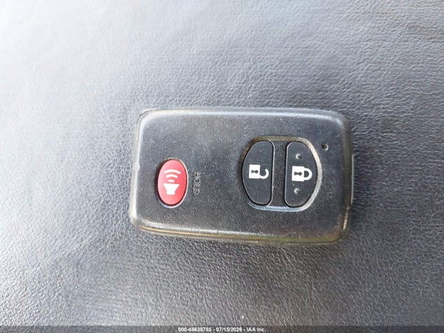 JTDZN3EU8FJ030405 Toyota Prius V Four