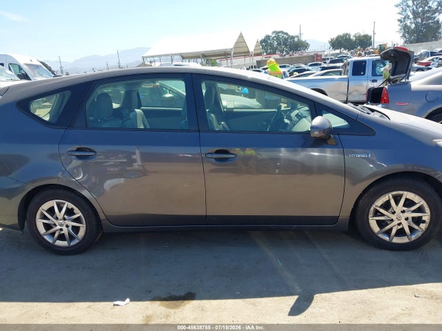 JTDZN3EU8FJ030405 Toyota Prius V Four