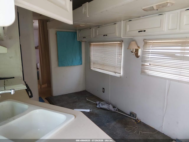 45640520 :رقم المزاد ، 1UJCJ02R025L80078 vin ، 2002 Jayco Other مزاد بيع