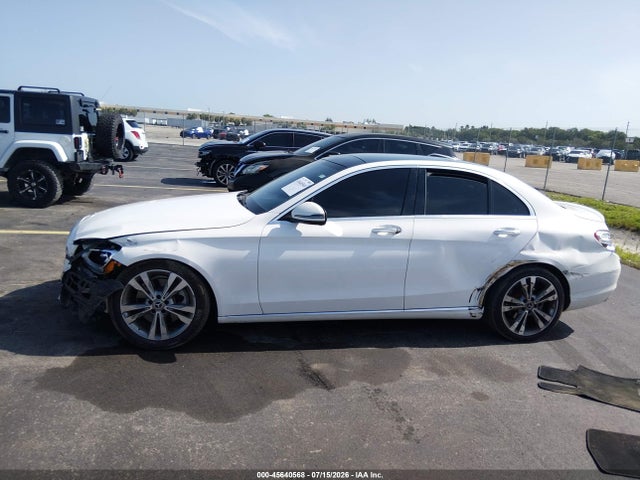 2018 Mercedes-benz C 300 მანქანა იყიდება აუქციონზე, vin: 55SWF4JB6JU240445, აუქციონის ნომერი: 45640568