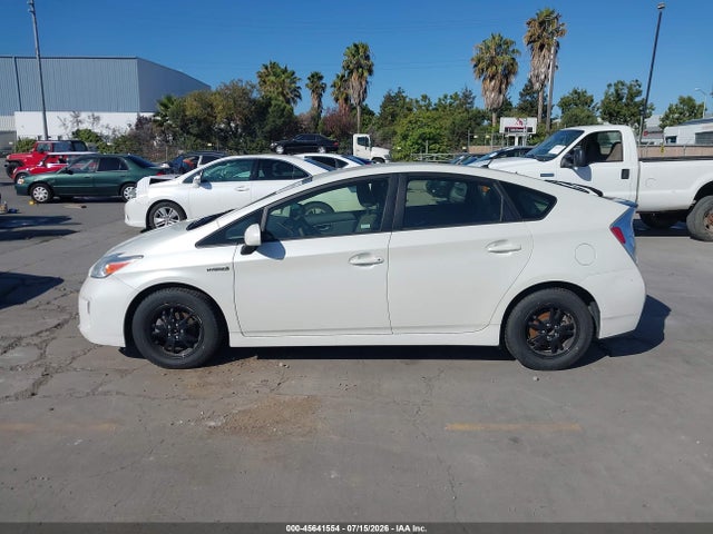 JTDKN3DU1F0470295 Toyota Prius Two