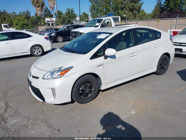 JTDKN3DU1F0470295 Toyota Prius Two