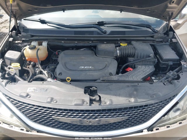 Chrysler Pacifica Limited 2017 2C4RC1GG8HR537076 Image 10