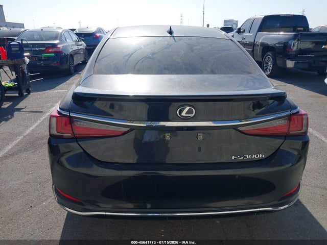 58ADA1C14RU043940 Lexus ES 300H