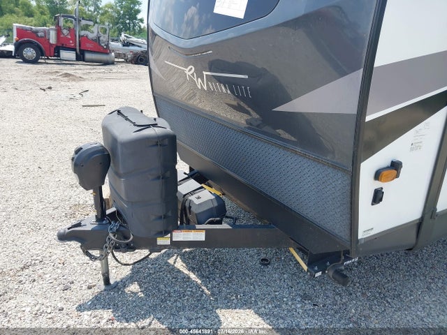 Продаж на аукціоні авто 2023 Forest River Rockwood Ultra Lite Travel Trailer, vin: 4X4TRLB22PZ184974, номер лоту: 45641891