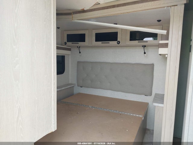 Продаж на аукціоні авто 2023 Forest River Rockwood Ultra Lite Travel Trailer, vin: 4X4TRLB22PZ184974, номер лоту: 45641891