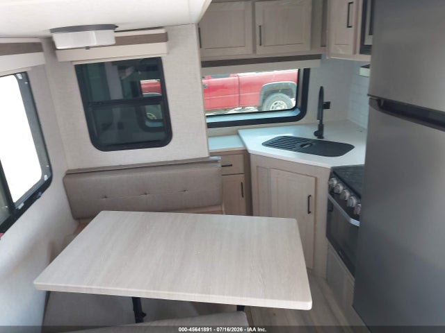Продаж на аукціоні авто 2023 Forest River Rockwood Ultra Lite Travel Trailer, vin: 4X4TRLB22PZ184974, номер лоту: 45641891